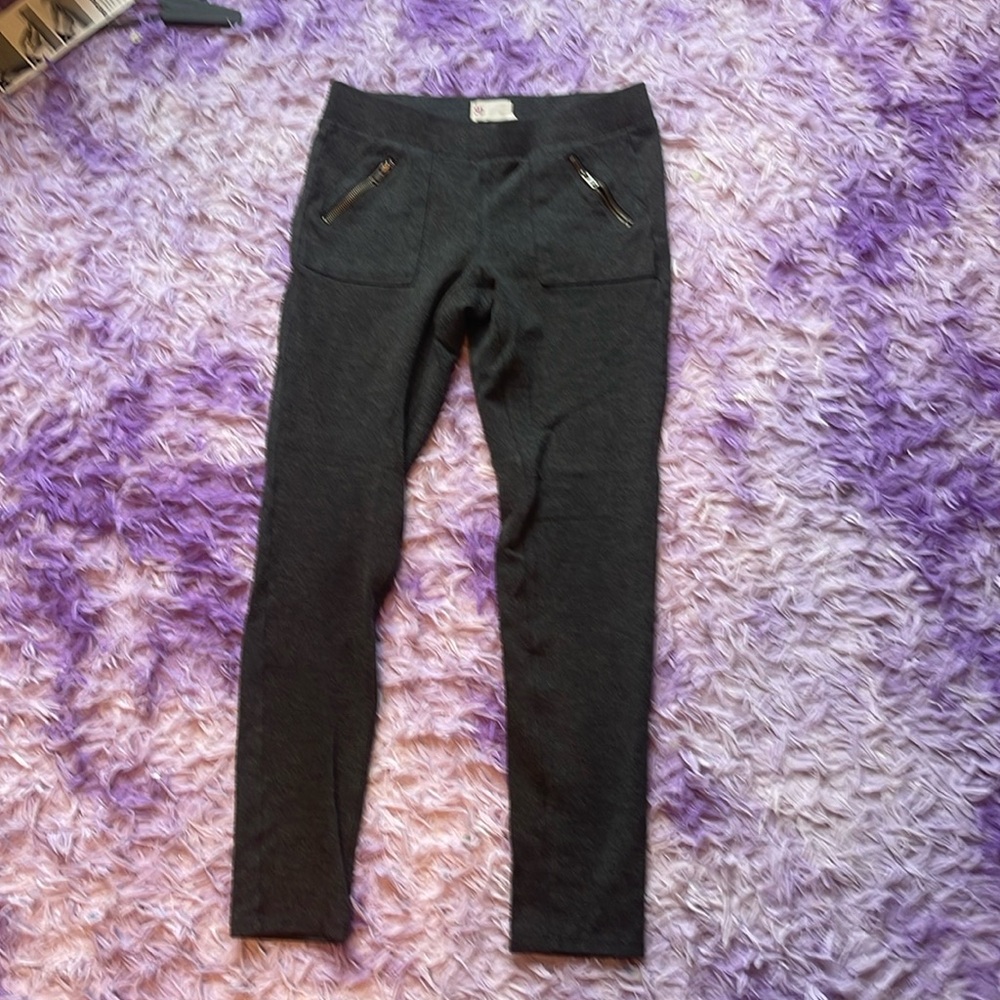 Gray leggings with zipper pockets